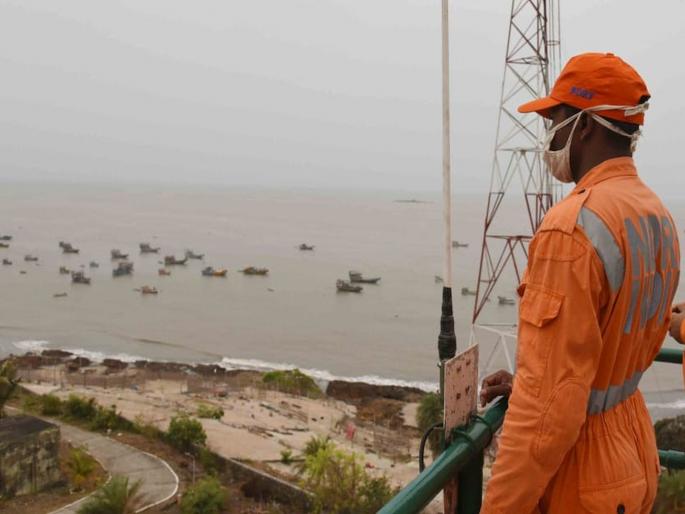 District Collector directs to move fishermen living in bhayander sea shore to a safe place on | भाईंदरच्या समुद्र किनाऱ्यावरील मच्छिमारांना सुरक्षित स्थळी हलवण्याचे जिल्हाधिकारी यांचे निर्देश District Collector directs to move fishermen living in bhayander sea shore to a safe place on | भाईंदरच्या समुद्र किनाऱ्यावरील मच्छिमारांना सुरक्षित स्थळी हलवण्याचे जिल्हाधिकारी यांचे निर्देश