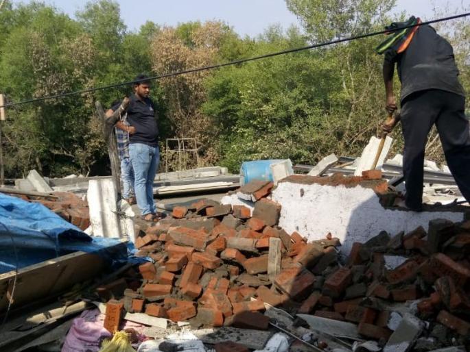 mira bhayander Municipal corporation takes action against encroachment in CRZ sector | सीआरझेड क्षेत्रातील अतिक्रमणांवर पालिकेची कारवाई mira bhayander Municipal corporation takes action against encroachment in CRZ sector | सीआरझेड क्षेत्रातील अतिक्रमणांवर पालिकेची कारवाई