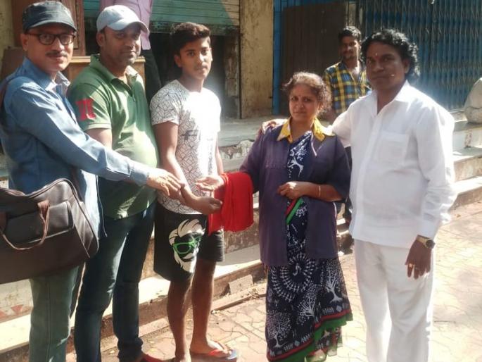 woman cleaning worker returned Missing gold chain to this owner | महिला सफाई कामगाराची इमानदारी; गहाळ झालेली सोन्याची चैन परत केली woman cleaning worker returned Missing gold chain to this owner | महिला सफाई कामगाराची इमानदारी; गहाळ झालेली सोन्याची चैन परत केली