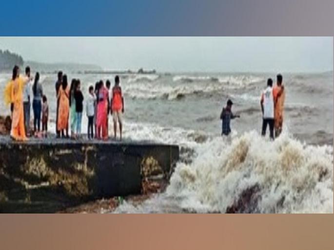 in mumbai the deadly thrill of unruly tourists in the bhayandar uttan sea administrative demands action | उत्तन समुद्रात बेशिस्त पर्यटकांचा जीवघेणा थरार; प्रशासनाने कारवाई करण्याची मागणी in mumbai the deadly thrill of unruly tourists in the bhayandar uttan sea administrative demands action | उत्तन समुद्रात बेशिस्त पर्यटकांचा जीवघेणा थरार; प्रशासनाने कारवाई करण्याची मागणी