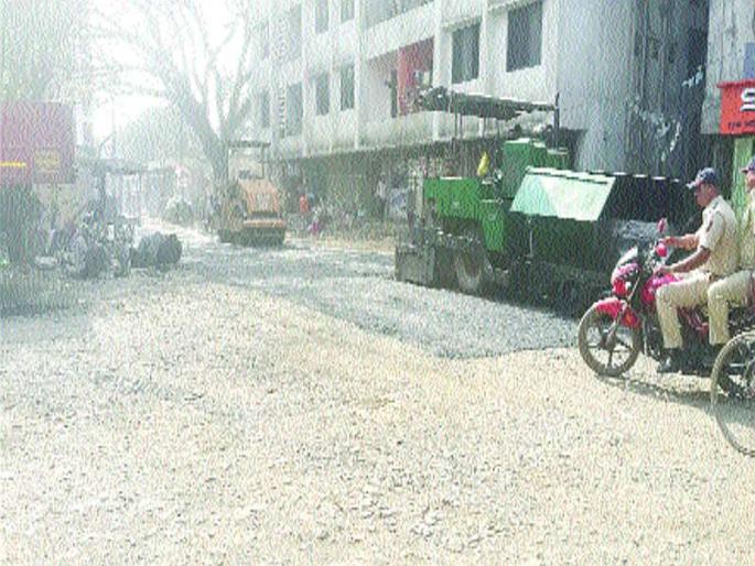 Improvement of internal roads in Bhiwandi | भिवंडीतील अंतर्गत रस्त्यांचे डांबरीकरण निकृष्ट Improvement of internal roads in Bhiwandi | भिवंडीतील अंतर्गत रस्त्यांचे डांबरीकरण निकृष्ट