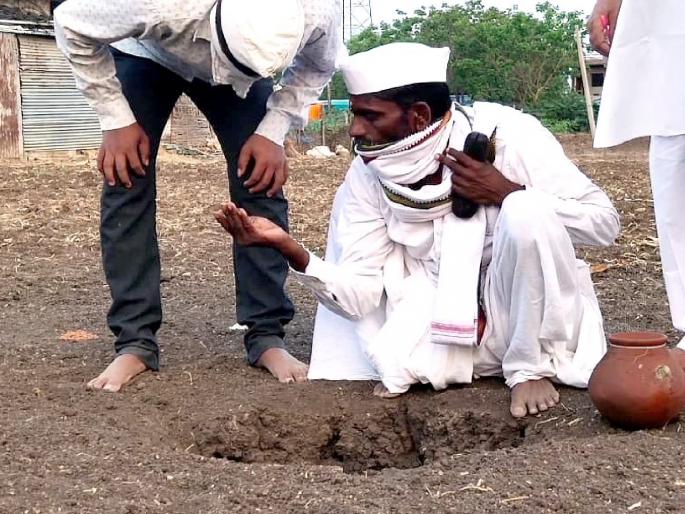 "The king will be under great stress but ..."; Bhendwal bhavishyavani 2021 on Narendra Modi | "राजा प्रचंड तणावात राहील पण..."; ३०० वर्षांची परंपरा लाभलेल्या भेंडवड घटमांडणीचे भाकीत "The king will be under great stress but ..."; Bhendwal bhavishyavani 2021 on Narendra Modi | "राजा प्रचंड तणावात राहील पण..."; ३०० वर्षांची परंपरा लाभलेल्या भेंडवड घटमांडणीचे भाकीत