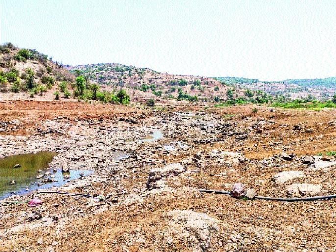 the river Bhima dry | भीमा नदीचे पात्र कोरडे ठणठणीत, अनेक गावांमध्ये पाण्यासाठी पायपीट the river Bhima dry | भीमा नदीचे पात्र कोरडे ठणठणीत, अनेक गावांमध्ये पाण्यासाठी पायपीट