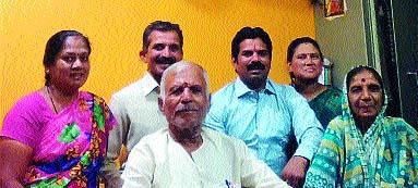 Inspirational travel; World of Fours Raised on Bhelwadi | प्रेरणादायी प्रवास; भेळगाडीवर उभारला चौघांचा संसार Inspirational travel; World of Fours Raised on Bhelwadi | प्रेरणादायी प्रवास; भेळगाडीवर उभारला चौघांचा संसार