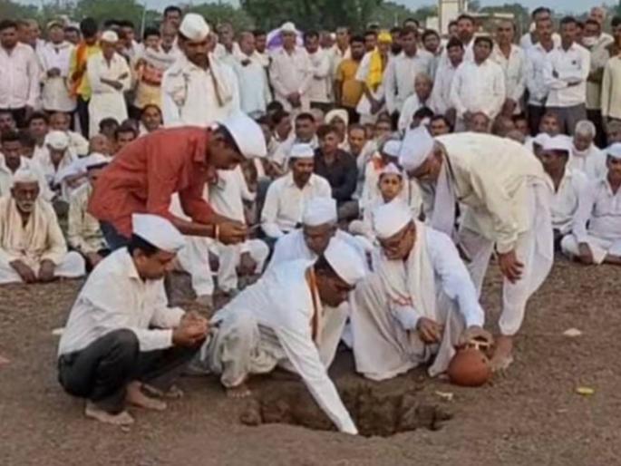 Crisis looms over the country, but enemies will not be able to harm India Bhendwal predicts a downfall | देशावर संकट, पण शत्रू भारताचे वाकडे करू शकणार नाहीत; भेंडवळ घटमांडणीचे भाकीत Crisis looms over the country, but enemies will not be able to harm India Bhendwal predicts a downfall | देशावर संकट, पण शत्रू भारताचे वाकडे करू शकणार नाहीत; भेंडवळ घटमांडणीचे भाकीत