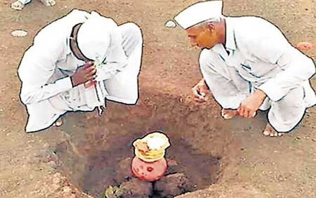 Famous 'Bhendval Mandani' On Sunday | रविवारी होणार भेंडळची प्रसिद्ध घटमांडणी Famous 'Bhendval Mandani' On Sunday | रविवारी होणार भेंडळची प्रसिद्ध घटमांडणी