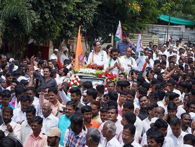 The saffron flag symbolizes the dissatisfaction of Maharashtra, Amol Kolhe's critics on Shiv Sena | 'भगव्या' ध्वजावरुन अमोल कोल्हेंचा शिवसेनेला टोला, शिवस्वराज्य यात्रेत दोन झेंडे The saffron flag symbolizes the dissatisfaction of Maharashtra, Amol Kolhe's critics on Shiv Sena | 'भगव्या' ध्वजावरुन अमोल कोल्हेंचा शिवसेनेला टोला, शिवस्वराज्य यात्रेत दोन झेंडे