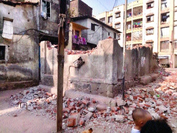 The police post in Bhivandi was destroyed | भिवंडीतील पोलीस चौकी पाडली The police post in Bhivandi was destroyed | भिवंडीतील पोलीस चौकी पाडली