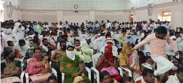 Leaving reservation for women sarpanch in Yavatmal; The repentant crowd erupted | यवतमाळात महिला सरपंचपदाच्या आरक्षणाची सोडत; उसळली तोबा गर्दी Leaving reservation for women sarpanch in Yavatmal; The repentant crowd erupted | यवतमाळात महिला सरपंचपदाच्या आरक्षणाची सोडत; उसळली तोबा गर्दी