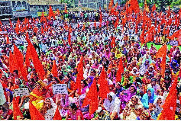 Shishu Pritishthan organized the Shishti Darshan with a significant presence of the workers: white hat, saffron flags, handmade pane | शिवप्रतिष्ठानने घडविले शिस्तीचे दर्शन कार्यकर्त्यांची लक्षणीय उपस्थिती : पांढरी टोपी, भगवे झेंडे, हाती निषेधाचे फलक Shishu Pritishthan organized the Shishti Darshan with a significant presence of the workers: white hat, saffron flags, handmade pane | शिवप्रतिष्ठानने घडविले शिस्तीचे दर्शन कार्यकर्त्यांची लक्षणीय उपस्थिती : पांढरी टोपी, भगवे झेंडे, हाती निषेधाचे फलक