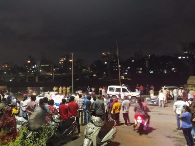 Two young men were carried away in mutha river during took selfi on bhide bridge in pune | धक्कादायक ! पुण्यातील भिडेपुलावर सेल्फी घेणे पडले महागात; दोन जण वाहून गेले Two young men were carried away in mutha river during took selfi on bhide bridge in pune | धक्कादायक ! पुण्यातील भिडेपुलावर सेल्फी घेणे पडले महागात; दोन जण वाहून गेले