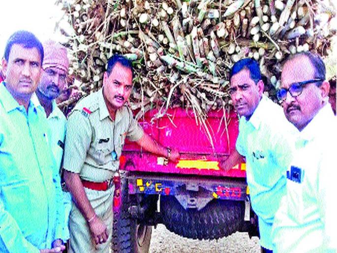 Reflective strips placed on 600 vehicles | ६०० वाहनांना बसवल्या परावर्तक पट्ट्या Reflective strips placed on 600 vehicles | ६०० वाहनांना बसवल्या परावर्तक पट्ट्या