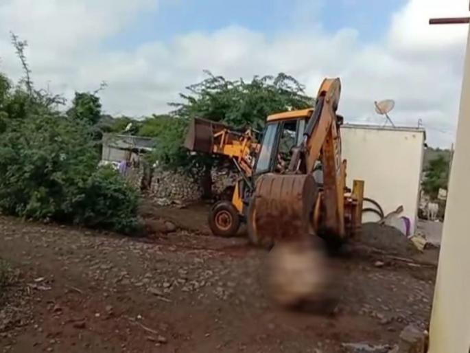 crime registred against two person due to ox killed by JCB Bucket | जेसीबी बकेटने ''त्या'' बैलाला अमानुषपणे जीवे मारल्याप्रकरणी दोघांवर गुन्हा दाखल crime registred against two person due to ox killed by JCB Bucket | जेसीबी बकेटने ''त्या'' बैलाला अमानुषपणे जीवे मारल्याप्रकरणी दोघांवर गुन्हा दाखल