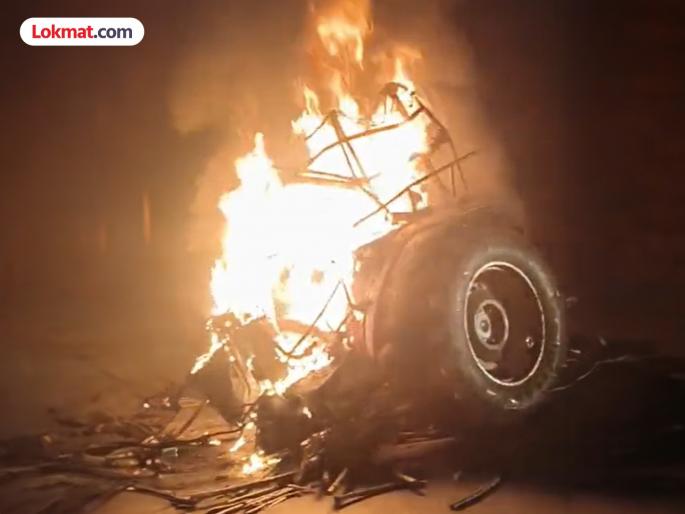 Both vehicles on Baramati Bhigwan Road caught fire and truck driver dying on the spot | बारामती -भिगवण रोडवर ट्रक आणि ट्रॅक्टर जळून खाक; चालकाचा होरपळून मृत्यू Both vehicles on Baramati Bhigwan Road caught fire and truck driver dying on the spot | बारामती -भिगवण रोडवर ट्रक आणि ट्रॅक्टर जळून खाक; चालकाचा होरपळून मृत्यू