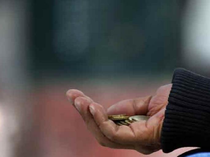 The speeding child has begun to beg | गतिमंद मुलास भीक मागायला लावले The speeding child has begun to beg | गतिमंद मुलास भीक मागायला लावले