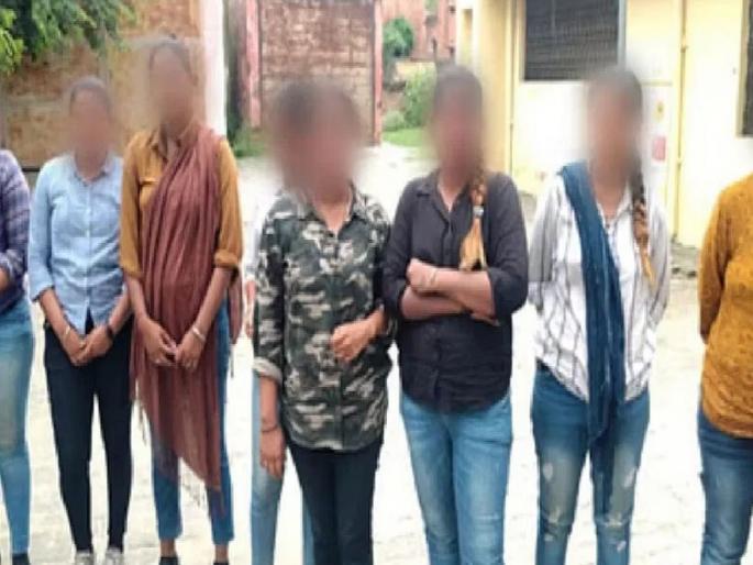 There was a stir! Hi-fi beggars appeared in jeans and tops, people started paying 100-200 rupees... | खळबळ उडाली! जीन्स अन् टॉपमध्ये दिसू लागल्या हायफाय भिकारी, लोक १००-२०० रुपये देऊ लागले... There was a stir! Hi-fi beggars appeared in jeans and tops, people started paying 100-200 rupees... | खळबळ उडाली! जीन्स अन् टॉपमध्ये दिसू लागल्या हायफाय भिकारी, लोक १००-२०० रुपये देऊ लागले...