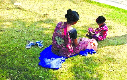 Mother wants to lie down and sleep in the lake ..! Determine the spot to begged and mothers rested | आई झोपतेय अन् लेक भीक मागते..! भीक मागण्याचे स्पॉट ठरवून माता निश्चिंत Mother wants to lie down and sleep in the lake ..! Determine the spot to begged and mothers rested | आई झोपतेय अन् लेक भीक मागते..! भीक मागण्याचे स्पॉट ठरवून माता निश्चिंत