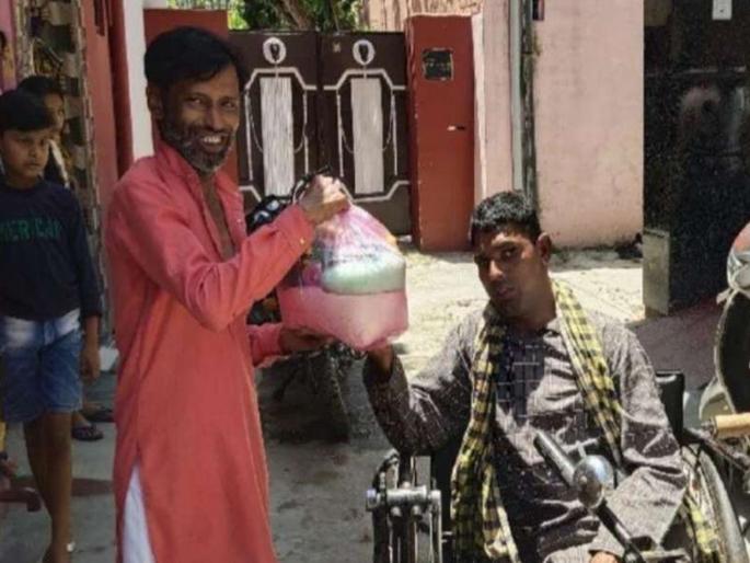 The beggar gave 100 families a month's ration and 3000 masks vrd | मनाची श्रीमंती! भिकार्याने 100 कुटुंबांना दिले महिन्याभराचे रेशन अन् 3000 मास्क The beggar gave 100 families a month's ration and 3000 masks vrd | मनाची श्रीमंती! भिकार्याने 100 कुटुंबांना दिले महिन्याभराचे रेशन अन् 3000 मास्क