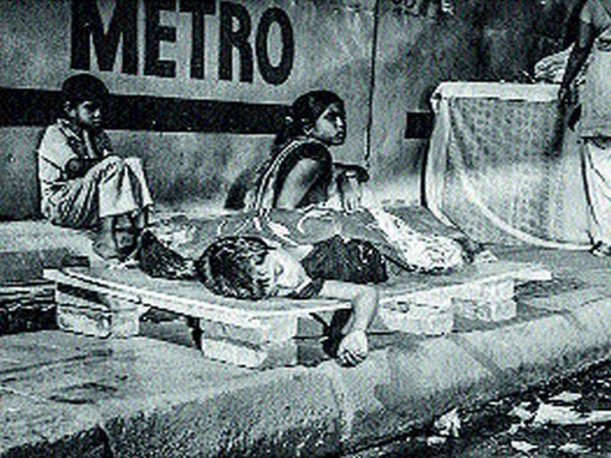 Use of Beggars for 'Marketing' in pune | ‘मार्केटिंग’साठी होतोय भिकाऱ्यांचा वापर Use of Beggars for 'Marketing' in pune | ‘मार्केटिंग’साठी होतोय भिकाऱ्यांचा वापर