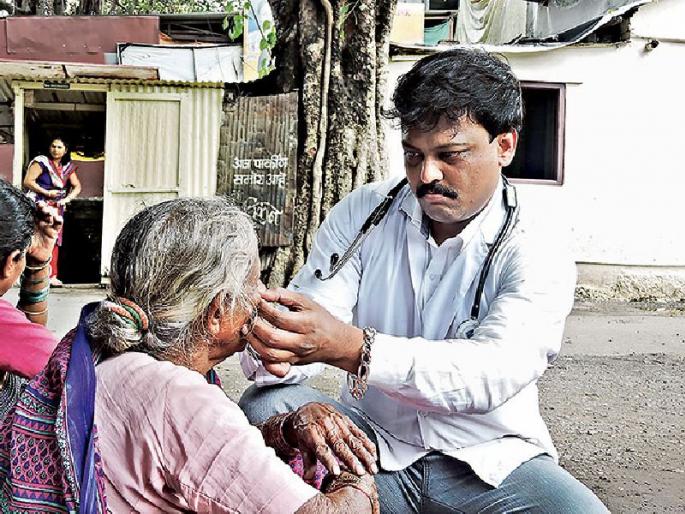 Family doctor with a beggar, leaving the work on the sidewalk. | भिक्षेक-यांचा फॅमिली डॉक्टर..काम-धंदा सोडून फुटपाथवरची फाटकी जिंदगानी हुडकत फिरणारा अवलिया Family doctor with a beggar, leaving the work on the sidewalk. | भिक्षेक-यांचा फॅमिली डॉक्टर..काम-धंदा सोडून फुटपाथवरची फाटकी जिंदगानी हुडकत फिरणारा अवलिया