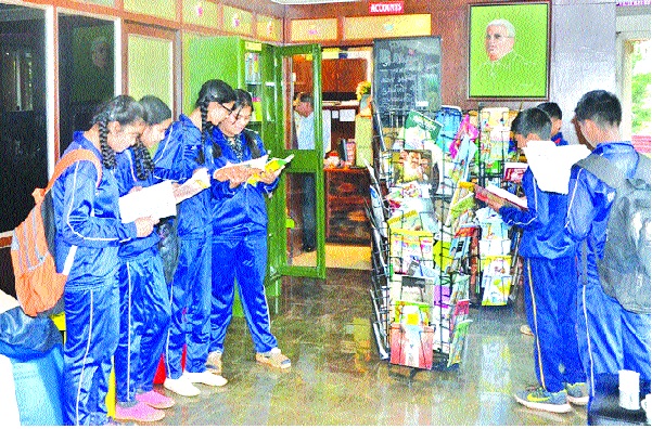 Strawberry's sweethearted material: A new introduction to Bhilar | स्ट्रॉबेरीच्या गोडीला मिळाली साहित्याची जोड : भिलारला नवी ओळख Strawberry's sweethearted material: A new introduction to Bhilar | स्ट्रॉबेरीच्या गोडीला मिळाली साहित्याची जोड : भिलारला नवी ओळख