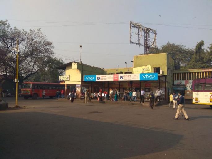 Pune-Maharashtra Bandh affected ST traffic, most of the schools have been displaced | पुणे- महाराष्ट्र बंदचा एसटी वाहतुकीवर परिणाम, बहुतांश शाळांना सुट्टी जाहीर Pune-Maharashtra Bandh affected ST traffic, most of the schools have been displaced | पुणे- महाराष्ट्र बंदचा एसटी वाहतुकीवर परिणाम, बहुतांश शाळांना सुट्टी जाहीर