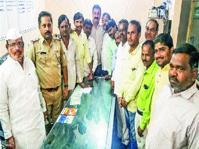 Tandava in Vadhu Budruk, the two groups went to the meeting together | वढू बुद्रुक येथील तणाव निवळला, दोन्ही समाजाच्या एकत्रित बैठकीत निघाला तोडगा  Tandava in Vadhu Budruk, the two groups went to the meeting together | वढू बुद्रुक येथील तणाव निवळला, दोन्ही समाजाच्या एकत्रित बैठकीत निघाला तोडगा