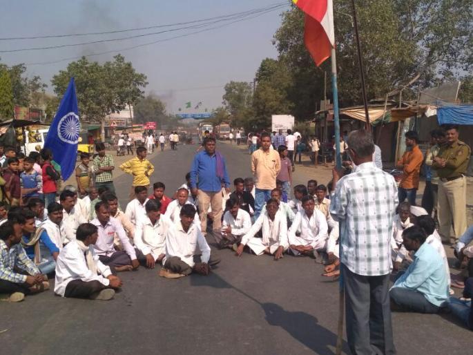 Bhima Koregaon incident; A peaceful protest route Washim | भीमा कोरेगाव घटनेचे वाशिम जिल्ह्यात पडसाद; शांततामय मार्गाने मोर्चा, जिल्हा प्रशासनाला निवेदन Bhima Koregaon incident; A peaceful protest route Washim | भीमा कोरेगाव घटनेचे वाशिम जिल्ह्यात पडसाद; शांततामय मार्गाने मोर्चा, जिल्हा प्रशासनाला निवेदन