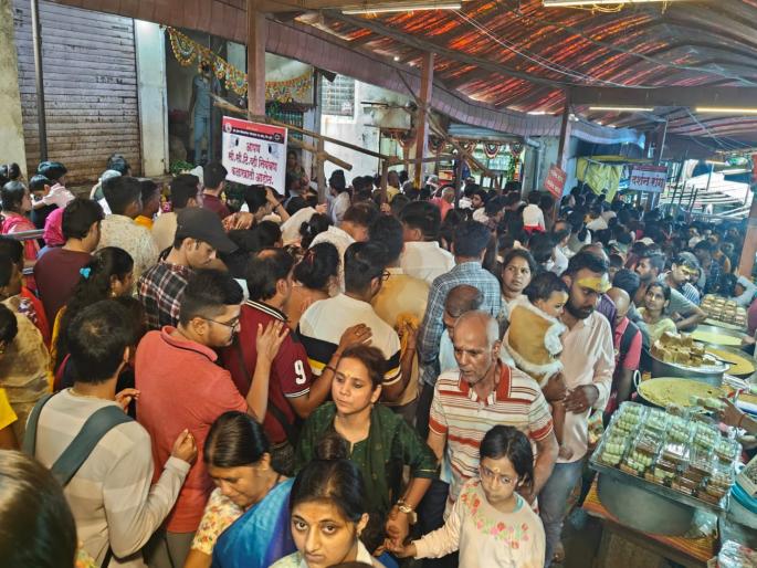 Chants of 'Om Namah Shivaya' echoed in Bhimashankar; 2 lakh devotees visited the Shivlinga on the occasion of Christmas holidays | भीमाशंकरमध्ये घुमला ‘ओम नमः शिवाय’चा जयघोष; नाताळ सुट्टीनिमित्त २ लाख भाविकांनी घेतले शिवलिंगाचे दर्शन Chants of 'Om Namah Shivaya' echoed in Bhimashankar; 2 lakh devotees visited the Shivlinga on the occasion of Christmas holidays | भीमाशंकरमध्ये घुमला ‘ओम नमः शिवाय’चा जयघोष; नाताळ सुट्टीनिमित्त २ लाख भाविकांनी घेतले शिवलिंगाचे दर्शन