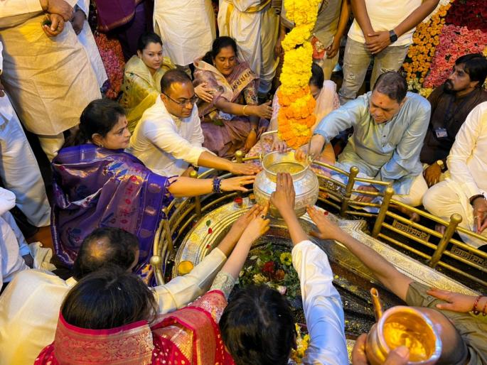 mahashivratri 2022 home minister dilip walse patil performed pooja at bhimashankar | Mahashivratri 2022: हर हर महादेवाच्या गजरात भीमाशंकर येथे महाशिवरात्री उत्साहात; गृहमंत्र्यांनी केली शासकीय पूजा  mahashivratri 2022 home minister dilip walse patil performed pooja at bhimashankar | Mahashivratri 2022: हर हर महादेवाच्या गजरात भीमाशंकर येथे महाशिवरात्री उत्साहात; गृहमंत्र्यांनी केली शासकीय पूजा