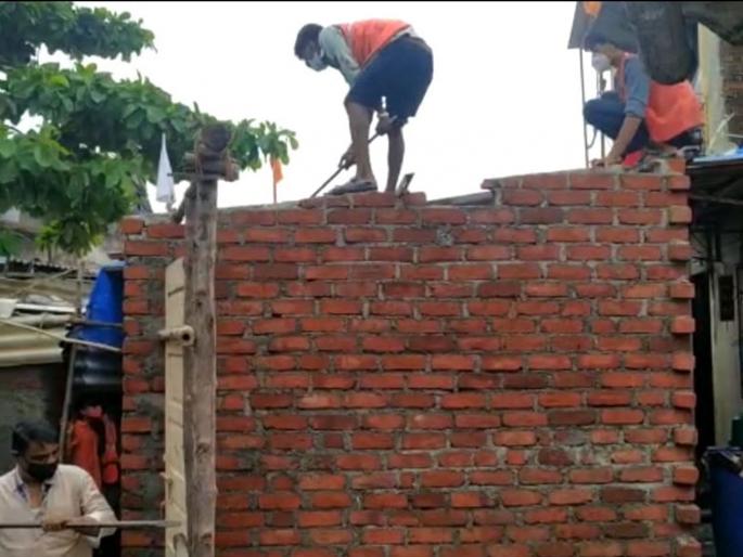 bmc took action and hammer on bhimnagar huts of Borivali | लोकमत इम्पॅक्ट! बोरीवलीच्या भीमनगर झोपड्यांवर पालिकेचा हातोडा bmc took action and hammer on bhimnagar huts of Borivali | लोकमत इम्पॅक्ट! बोरीवलीच्या भीमनगर झोपड्यांवर पालिकेचा हातोडा