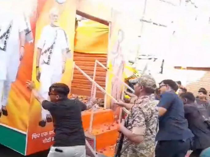 BJP's campaign car stopped! The MP's Chief Minister Mohan Yadav got upset, got down and left in the car Bhind loksabha | भाजपच्या प्रचाररथाची गाडी बंद पडली! मुख्यमंत्री नाराज झाले, उतरून कारमध्ये बसून निघून गेले BJP's campaign car stopped! The MP's Chief Minister Mohan Yadav got upset, got down and left in the car Bhind loksabha | भाजपच्या प्रचाररथाची गाडी बंद पडली! मुख्यमंत्री नाराज झाले, उतरून कारमध्ये बसून निघून गेले