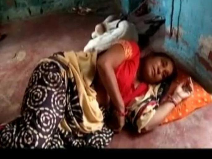 For seven days a begging and bathing of the Ganges, the caste Panchayat sentenced the boy to the calf | सात दिवस भीक मागणे आणि गंगा स्नान करण्याचे फर्मान, जात पंचायतने वृद्धेला ठोठावली वासरू मारल्याची शिक्षा For seven days a begging and bathing of the Ganges, the caste Panchayat sentenced the boy to the calf | सात दिवस भीक मागणे आणि गंगा स्नान करण्याचे फर्मान, जात पंचायतने वृद्धेला ठोठावली वासरू मारल्याची शिक्षा