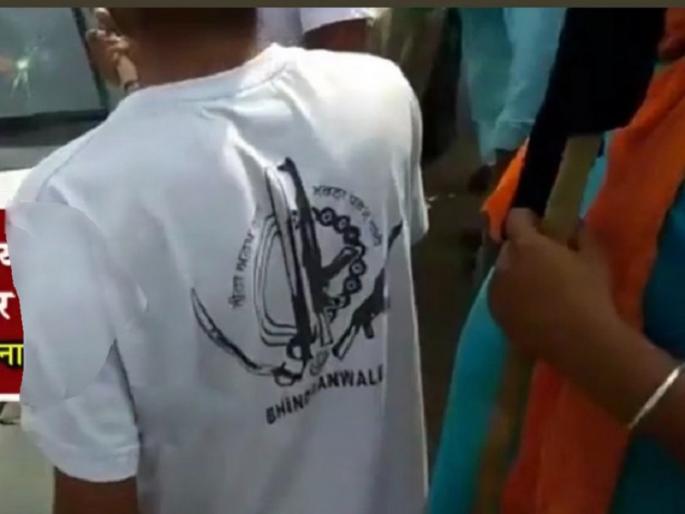 Protesters wearing jarnelsingh Bhindrawala's T-shirt in lakhimpur kiri protest, attacked vehicles with sticks | आंदोलनात दिसले भिंडरावालाचा टीशर्ट घातलेले आंदोलक, मोठ्या षडयंत्राचा संशय Protesters wearing jarnelsingh Bhindrawala's T-shirt in lakhimpur kiri protest, attacked vehicles with sticks | आंदोलनात दिसले भिंडरावालाचा टीशर्ट घातलेले आंदोलक, मोठ्या षडयंत्राचा संशय