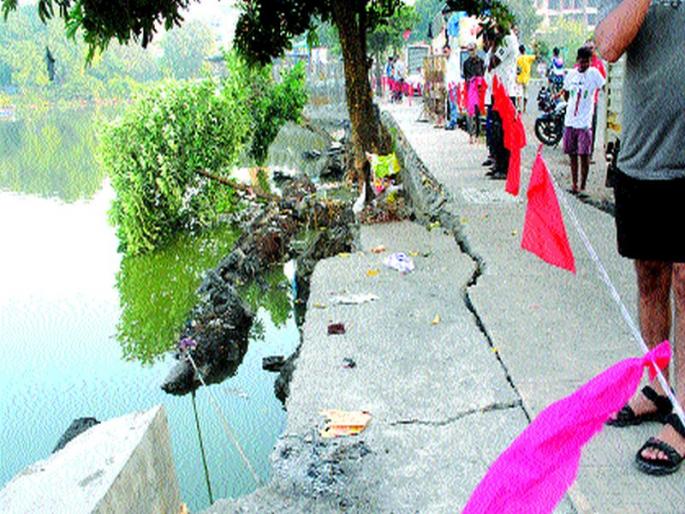The guard wall of Gauripada lake collapses | गौरीपाडा तलावाची संरक्षक भिंत कोसळली The guard wall of Gauripada lake collapses | गौरीपाडा तलावाची संरक्षक भिंत कोसळली