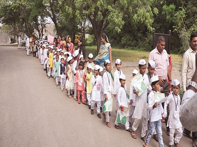 Bhoikot fort 'I too Nehru'; Thirty-three students made costumes | भूईकोट किल्ल्यात ‘मैं भी नेहरू’; तिनशे विद्यार्थ्यांनी केली वेशभूषा Bhoikot fort 'I too Nehru'; Thirty-three students made costumes | भूईकोट किल्ल्यात ‘मैं भी नेहरू’; तिनशे विद्यार्थ्यांनी केली वेशभूषा