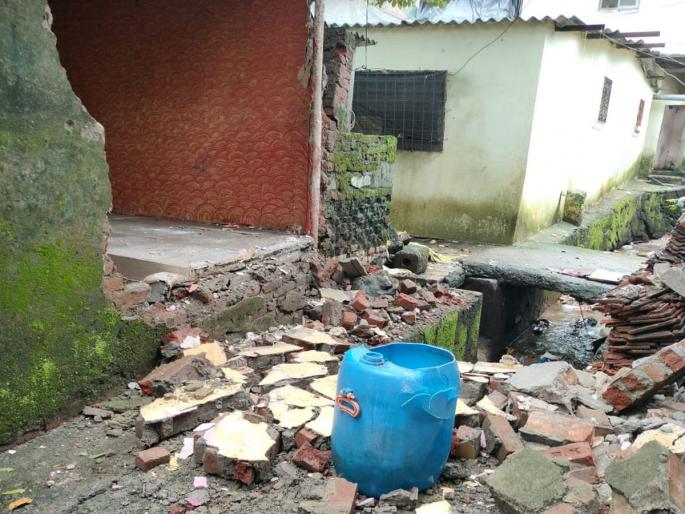 Temple wall fell in Thane | ठाण्यात मंदिराची भिंत पडली