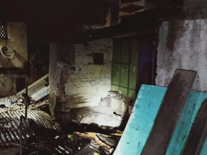 wall collapse at ganesh peth ; no injuries | भिंत काेसळत असल्याचे लक्षात येताच मायलेक बाहेर पडल्याने थाेडक्यात बचावले wall collapse at ganesh peth ; no injuries | भिंत काेसळत असल्याचे लक्षात येताच मायलेक बाहेर पडल्याने थाेडक्यात बचावले