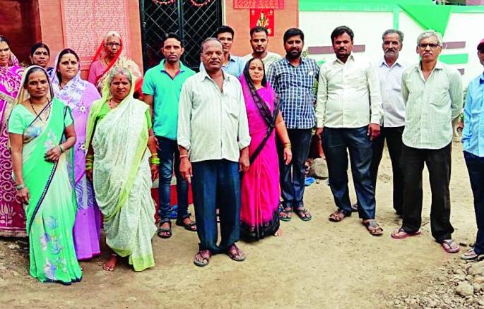 Maharashtra Assembly Election 2019: Godhani residents boycott voting for roads | Maharashtra Assembly Election 2019 : रस्त्यांसाठी गोधनीवासीयांचा मतदानावर बहिष्कार  Maharashtra Assembly Election 2019: Godhani residents boycott voting for roads | Maharashtra Assembly Election 2019 : रस्त्यांसाठी गोधनीवासीयांचा मतदानावर बहिष्कार