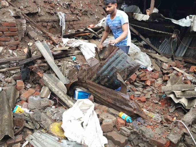Unfortunate death of one in Bhiwandi after the wall and roof of the house collapsed | भिवंडीत घराची भिंत व छत कोसळून एकाचा दुर्दैवी मृत्यू Unfortunate death of one in Bhiwandi after the wall and roof of the house collapsed | भिवंडीत घराची भिंत व छत कोसळून एकाचा दुर्दैवी मृत्यू