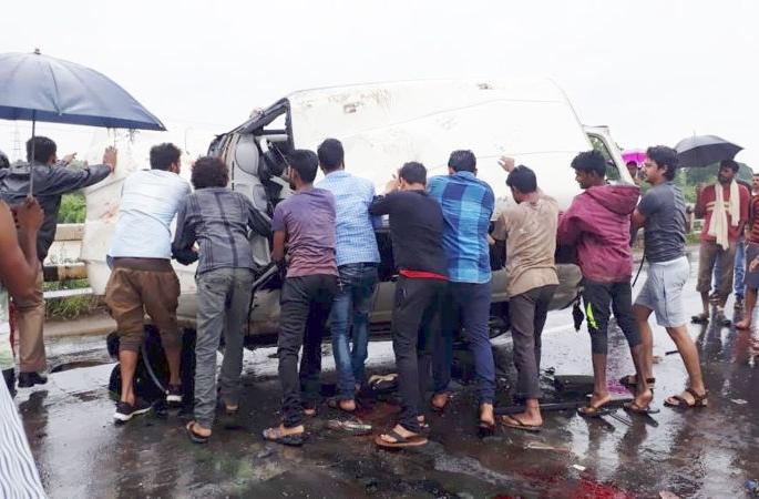 Speedy Scorpio turned turtle in Bhivapur area of Nagpur district, four seriously injured | नागपूर जिल्ह्यातील भिवापूर भागात भरधाव स्कॉर्पिओ उलटली, चार गंभीर Speedy Scorpio turned turtle in Bhivapur area of Nagpur district, four seriously injured | नागपूर जिल्ह्यातील भिवापूर भागात भरधाव स्कॉर्पिओ उलटली, चार गंभीर