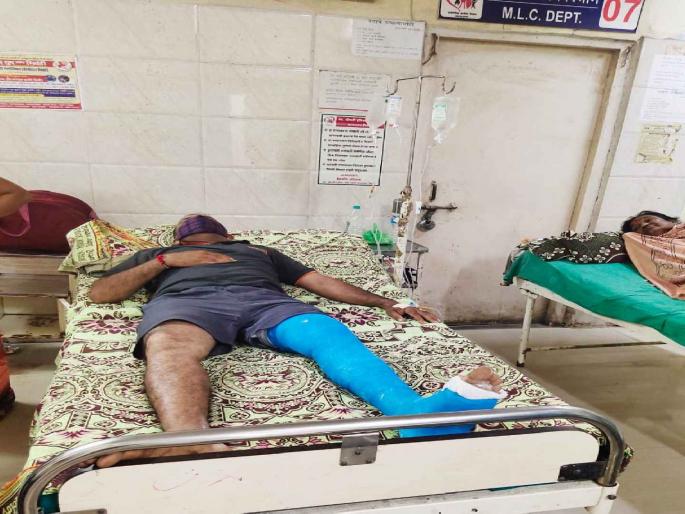 Increased sections filed against accused in police attack case; The accused absconded | पोलिसावर हल्लाप्रकरणी आरोपींवर वाढीव कलम दाखल; आरोपी फरार Increased sections filed against accused in police attack case; The accused absconded | पोलिसावर हल्लाप्रकरणी आरोपींवर वाढीव कलम दाखल; आरोपी फरार