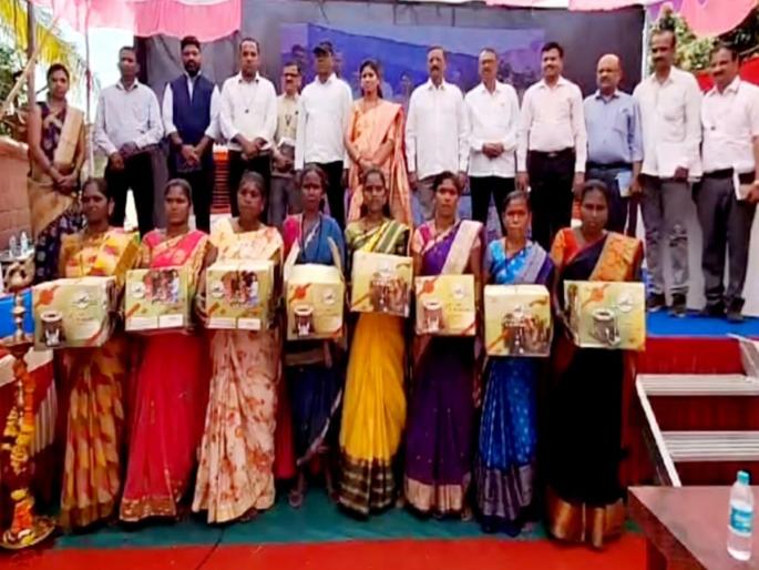 Thane: State's first solar powered carbon neutral village project launched in Bhiwandi | Thane: राज्यातील पहिल्या सौर ऊर्जेवरील कार्बन न्यूट्रल व्हिलेज प्रकल्पाचा भिवंडीत शुभारंभ Thane: State's first solar powered carbon neutral village project launched in Bhiwandi | Thane: राज्यातील पहिल्या सौर ऊर्जेवरील कार्बन न्यूट्रल व्हिलेज प्रकल्पाचा भिवंडीत शुभारंभ