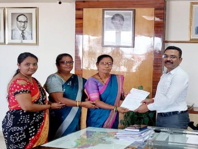 Write mother's name along with father's name in the birth certificate, Shram Jivi organization's demand to municipal commissioner | जन्मदाखल्यामध्ये वडिलांसोबत आईचेही नाव लिहा, मनपा आयुक्तांकडे श्रमजीवी संघटनेची मागणी Write mother's name along with father's name in the birth certificate, Shram Jivi organization's demand to municipal commissioner | जन्मदाखल्यामध्ये वडिलांसोबत आईचेही नाव लिहा, मनपा आयुक्तांकडे श्रमजीवी संघटनेची मागणी