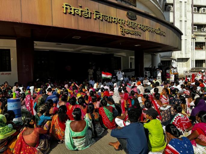 Thane: Bhiwandi labor union aggressive, breaking the entrance of municipal headquarters and protesting at the entrance of the building | Thane: भिवंडीत श्रमजीवी संघटना आक्रमक, मनपा मुख्यालयाचे प्रवेशद्वार तोडून इमारतीच्या प्रवेशद्वारावर आंदोलन