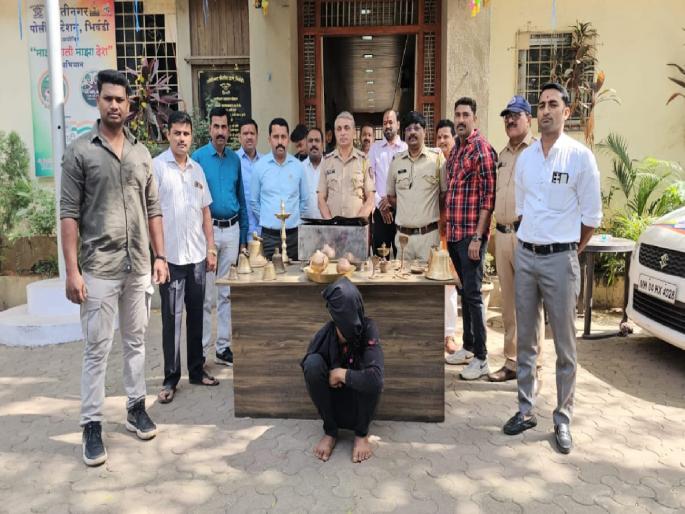 A staunch criminal arrested for stealing from two temples in the same night in Bhiwandi | भिवंडीत एकाच रात्री दोन मंदिरांमध्ये चोरी करणाऱ्याला अट्टल गुन्हेगारास अटक   A staunch criminal arrested for stealing from two temples in the same night in Bhiwandi | भिवंडीत एकाच रात्री दोन मंदिरांमध्ये चोरी करणाऱ्याला अट्टल गुन्हेगारास अटक
