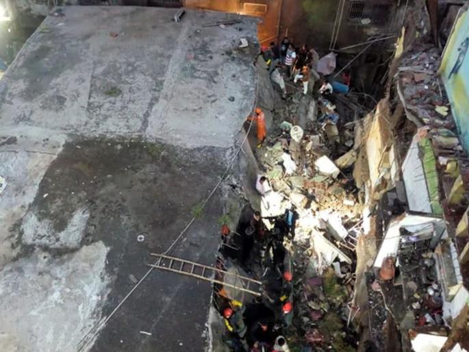 Bhiwandi Building Collapse Father comes daily to search his son | Bhiwandi Building Collapse: मुलाच्या शोधासाठी बापाची वणवण; रोज ढिगाऱ्याजवळ येतो; शोध घेतो अन् अश्रू ढाळत घरी परततो Bhiwandi Building Collapse Father comes daily to search his son | Bhiwandi Building Collapse: मुलाच्या शोधासाठी बापाची वणवण; रोज ढिगाऱ्याजवळ येतो; शोध घेतो अन् अश्रू ढाळत घरी परततो