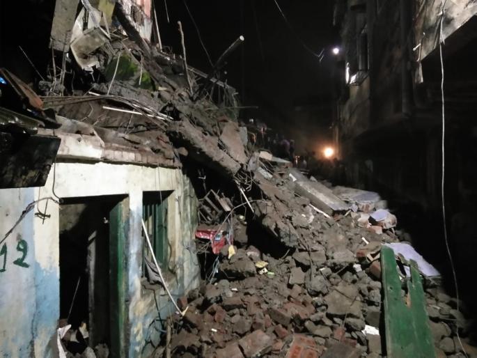Portion of a three storey building collapses in Bhiwandi | भिवंडीत तीन मजली इमारतीचा काही भाग चाळीवर कोसळला; एकाचा मृत्यू Portion of a three storey building collapses in Bhiwandi | भिवंडीत तीन मजली इमारतीचा काही भाग चाळीवर कोसळला; एकाचा मृत्यू