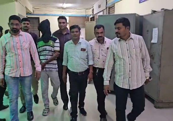 coworker murdered for abusing his parents bhiwandi crime branch arrests accused from madhya pradesh | आई-वडिलांवरून शिवीगाळ केल्याने सहकारी मित्राची हत्या; भिवंडी गुन्हे शाखेने मध्य प्रदेशातून आरोपीस केली अटक coworker murdered for abusing his parents bhiwandi crime branch arrests accused from madhya pradesh | आई-वडिलांवरून शिवीगाळ केल्याने सहकारी मित्राची हत्या; भिवंडी गुन्हे शाखेने मध्य प्रदेशातून आरोपीस केली अटक