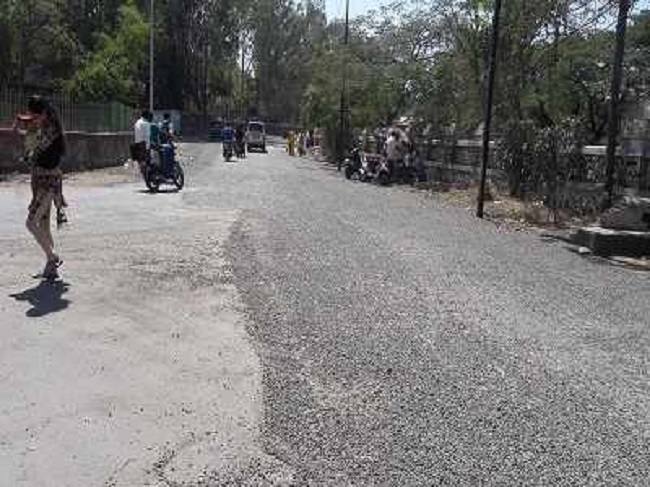 Road closure of Bhiwandi road | भिवंडीतील रस्त्याचे डांबरीकरण निकृष्ट Road closure of Bhiwandi road | भिवंडीतील रस्त्याचे डांबरीकरण निकृष्ट